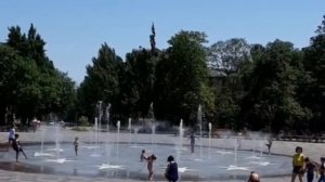 Купание в фонтане