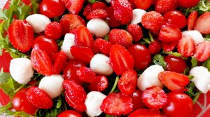 Салат 🥗 "Летний восторг" с рукколой, помидорами 🍅 черри, клубникой 🍓 и сыром 🧀 Моцарелла.