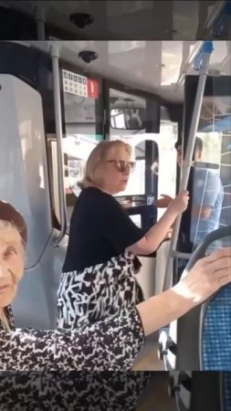 🥵Водитель электробуса высадил пассажиров на улицу, потому что в салоне было очень жарко🥵