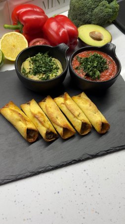 Говядина такитос с соусами сальса и гуакамоле 🇲🇽
