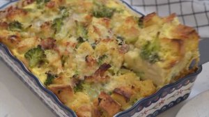 Запеканка из Хлеба с сыром, беконом и брокколи