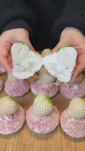 Белая клубника в чашке из меренги