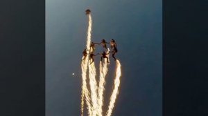 Невероятное шоу! 🤩

Свободное падение в коллаборации с фейерверками.