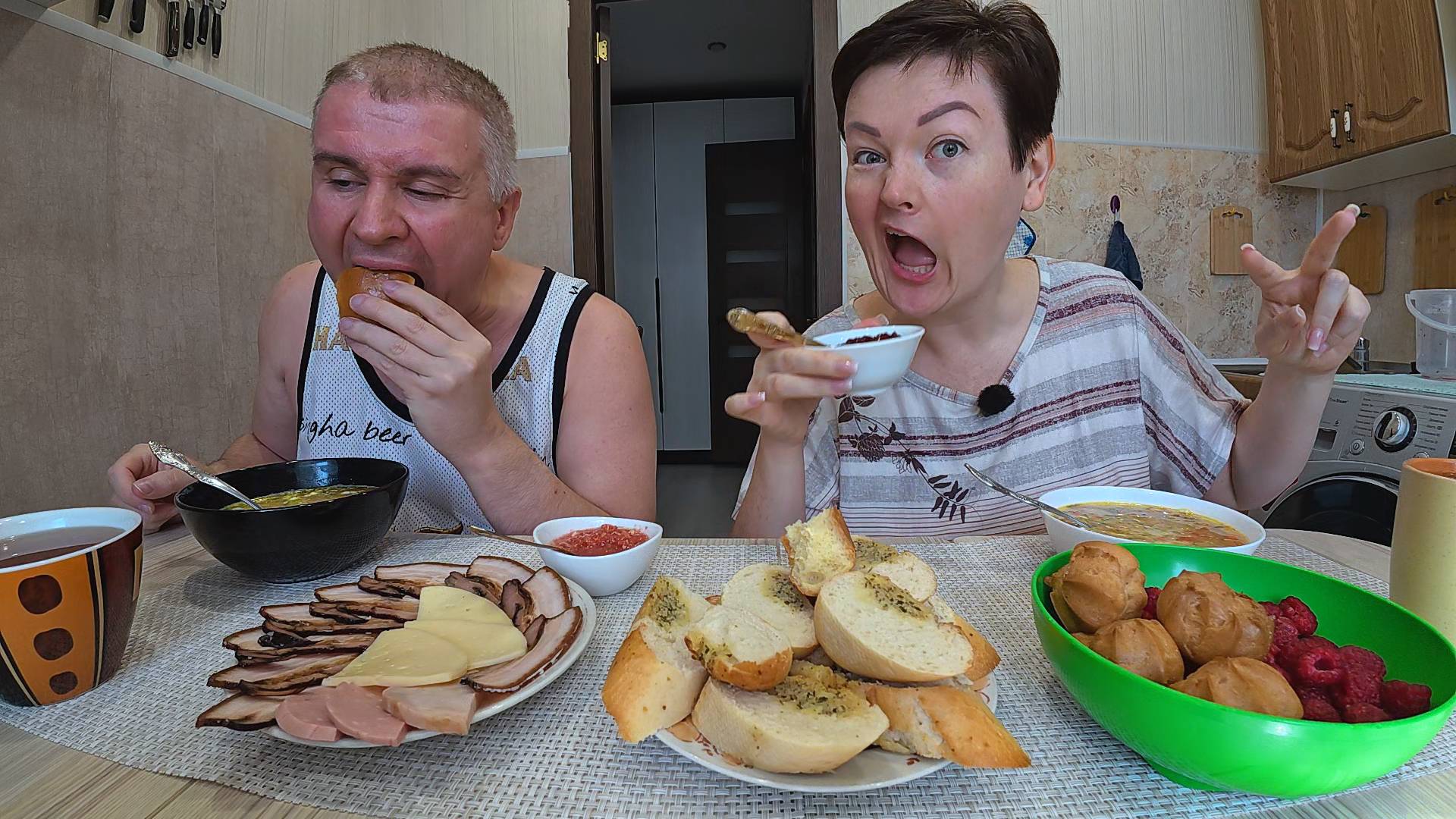 Мукбанг мужики павлины и САМОВЛЮБЛЁННЫЕ МАМОЧКИНЫ СЫНКИ! Вован у меня ИДЕАЛЬНЫЙ Семейный обед Россия