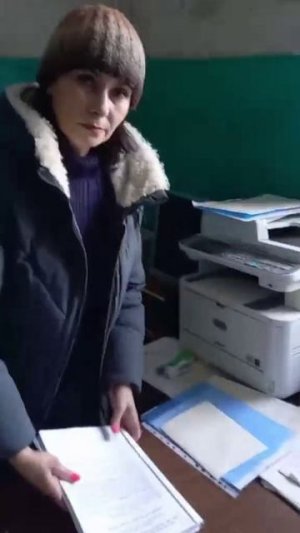 Инспектор ФСИН Борзенкова Татьяна Викторовна вырывает из руки меня мой мобильный телефон .