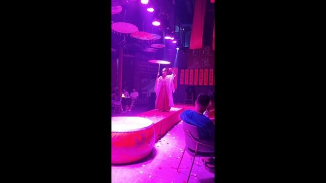 танцы на барабане. шоу программа в кафе в Китае. Китайское кофе.