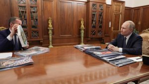 Гладков подарил Путину картину, написанную на осколке снаряда ПВО