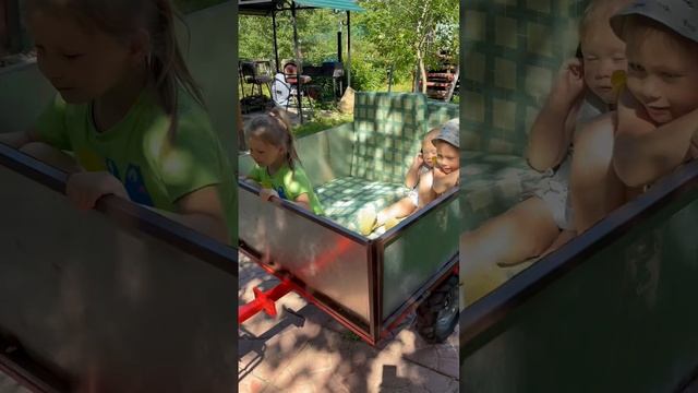 Катание в тележке, дети рады #прицеп #квадроцикл #дети #дача #огород #счастье #лето