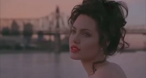 Angelina Jolie .