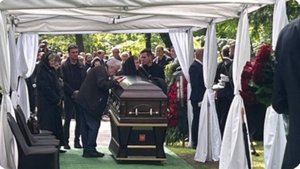 В Петербурге начались похороны экс-министра транспорта Романа Старовойта.