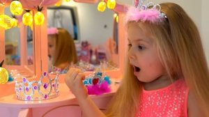 Диана и Рома Диана притворяется, что играет в переодевания и придумывает игрушки