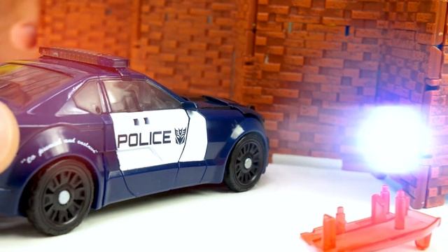 Трансформеры атакованы! Оптимус защищает!  Игрушки трансформеры в видео для мальчиков