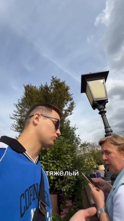 Молодой человек подходил к людям и просил с ним обняться. Никто из случайных прохожих ему не отказал