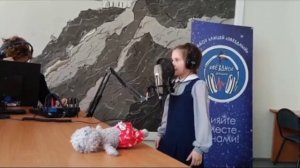Хабаровск. Лицей Звездный. В радиоцентре лицея песню записыв. ученица ресурсного класса