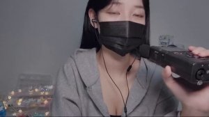 Hiyeong ASMR. Близкий шёпот, движения рук, звуки рта, болталка.