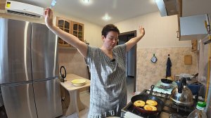 Муж ПОТРЕБОВАЛ оладушков! Пришлось печь из того что БЫЛО в холодильнике! Ну уж что ПОЛУЧИЛОСЬ! Влог