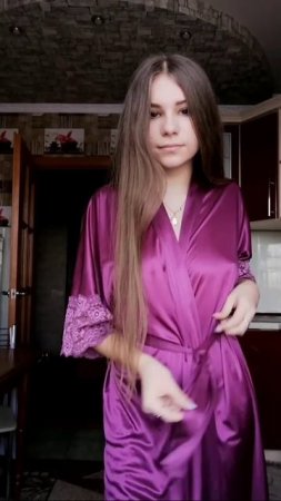 Проста милая красивая девушка в халатике