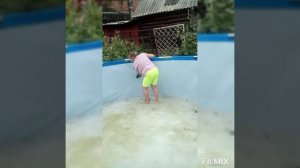 Разминка перед мытьём бассейна
