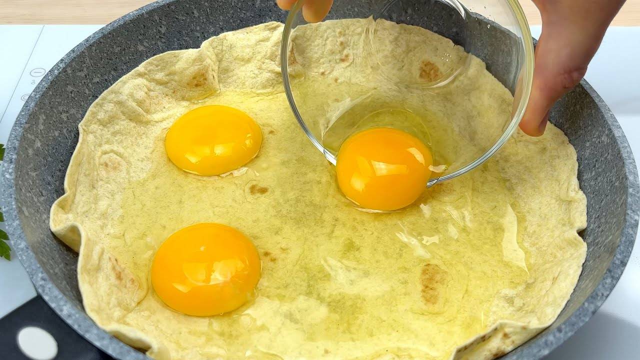 Накройте яйца лепешкой и результат будет потрясающий!😋 Ужин