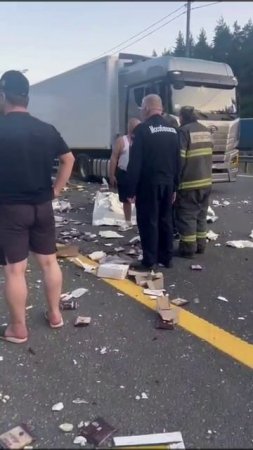 ‼️Возле Домодедово, на трассе М-4 "Дон", столкнулись большегруз и автобус‼️