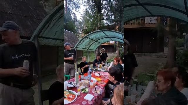 Уставшие, но счастливые туристы ужинают после насыщенного дня приключений