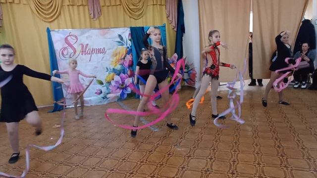 Танец с лентами.mp4 смотреть онлайн