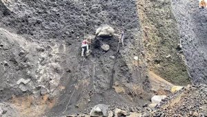 Строительство, шахтёры откапывают большие камни в карьере