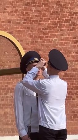 🤝Караульный у стен Кремля помогает сослуживцу справляться с жарой🤝