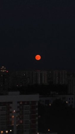 Ярко-красная «Оленья» луна взошла над Россией: люди делятся кадрами из Москвы, Рязани, Ростова