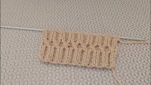 Декорированная резинка спицами поворотными и круговыми рядами.