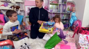 Мистер Макс Подарки для и от ОДНОКЛАССНИКОВ⧸ ⧸ Распаковка игрушек⧸ Unboxing toys and birthday gifts
