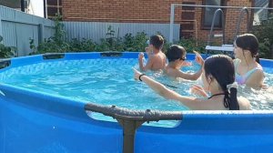 Пятеро утомлённых солнцем в бассейне.