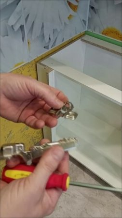 Что нужно делать,чтобы петли легко монтировались