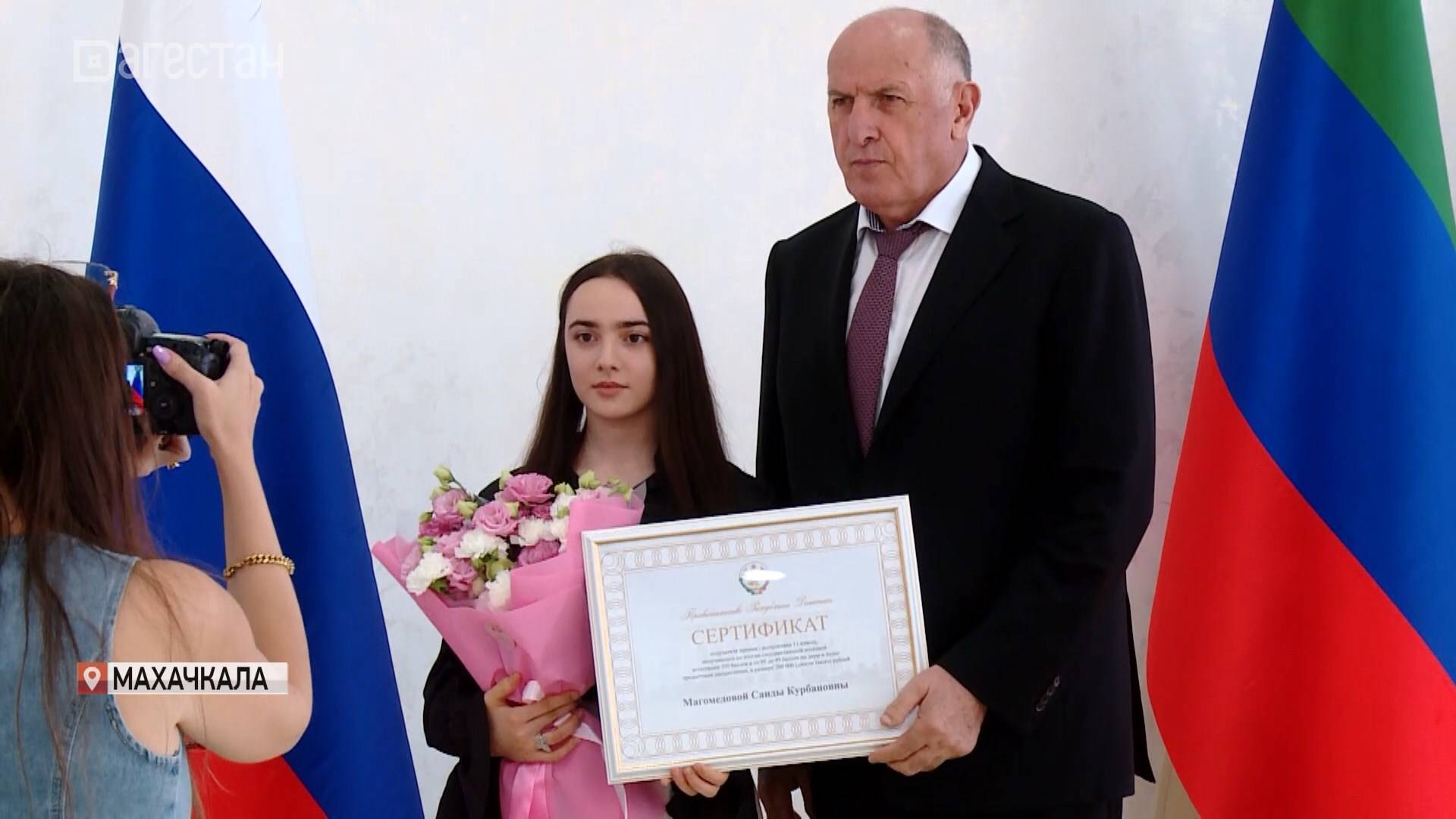 Премьер-министр Дагестана наградил отличившихся выпускников