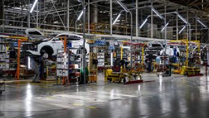 Мишустин поручил доработать стратегию развития автопрома