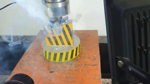 HYDRAULIC PRESS DAMAGES LITHIUM BATTERY, CHARGED AND DISCHARGED