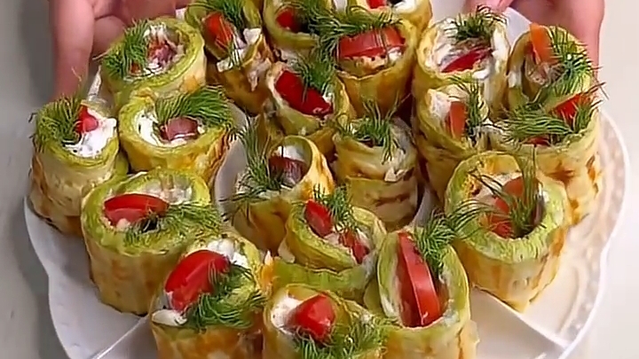 Кабачковые Рулетики на закуску...🧀🍅😋    Рецепт в описании ✍️