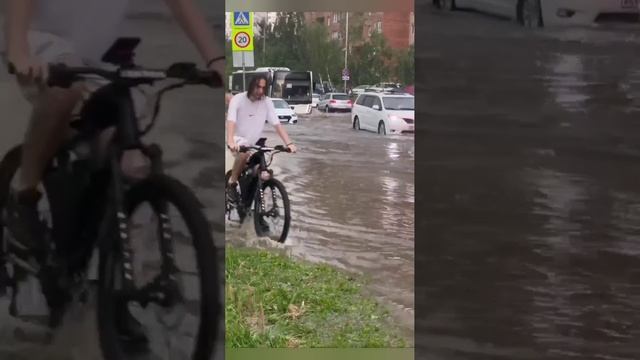 Москва уходит под воду: лютейший ливень с градом затопил Патриаршие пруды и обрушил деревья