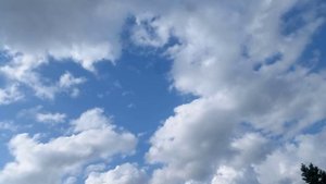 Движение кучевых низких облаков. Удивительная природа