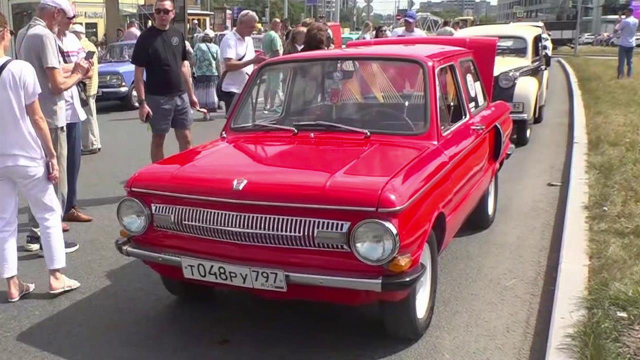 В День московского транспорта в столице состоялись парад трамваев и выставка автолегенд