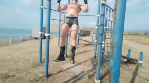 Подтягивания на берегу моря