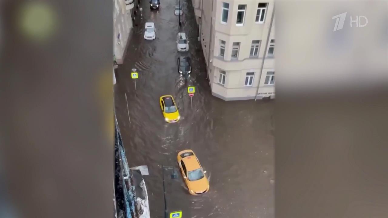 После рекордно знойных дней на столицу обрушился сильнейший ливень с грозой