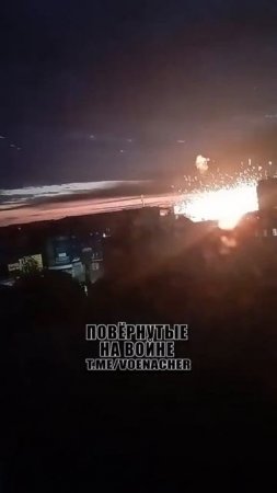 Очень редкие кадры, судя по всему, прилёт ракеты Х-101 с кассетной БЧ по цели в Черновцах сегодн...