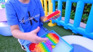 Оливер и Мама открывают Бассейны с сюрпризами