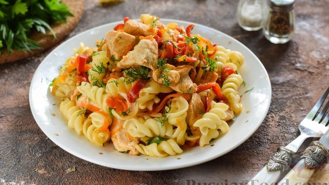 Макароны с курицей в сливочном соусе. Рецепт простой, приготовить можно за 15 минут