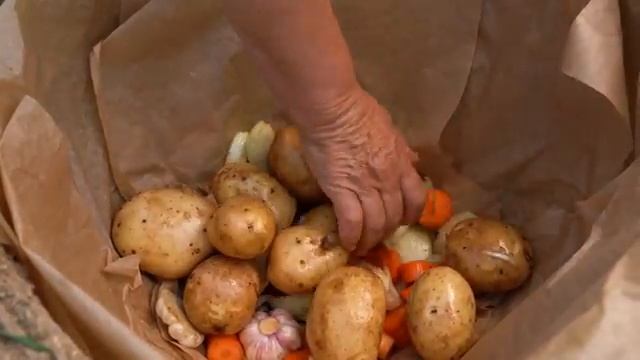 Приготовленный на медленном огне ягненок в драконьем яйце - деревенское угощение у костра