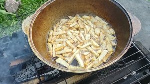 Жарим картошку фри в казане на костре