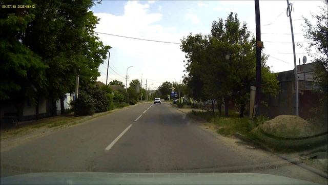 Спешил постоять на светофоре.