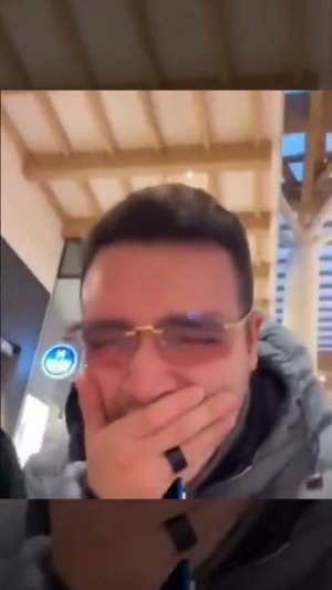 Мужик на заднем плане не смог просто взять и пройти мимо