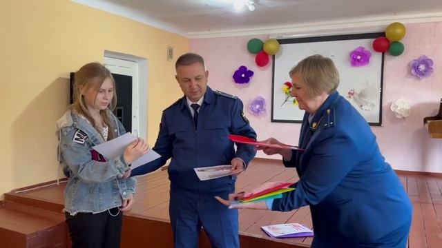 Прокуратурой Васильевского района проведено награждение победителей конкурса рисунков. смотреть онлайн